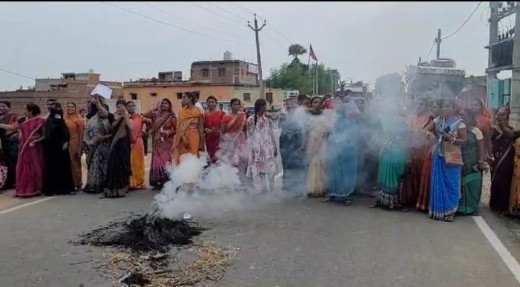 मानदेय बढ़ोतरी की मांग को लेकर जीविका दीदियों का प्रदर्शन, फूंका मुख्यमंत्री का पुतला